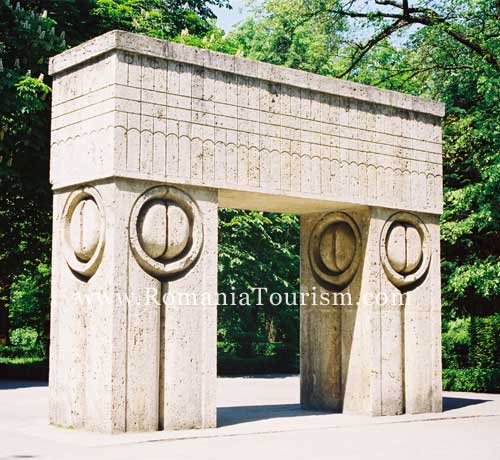 Constantin Brancusi - The Gate of Kiss 
(Targu-Jiu, Romania)
