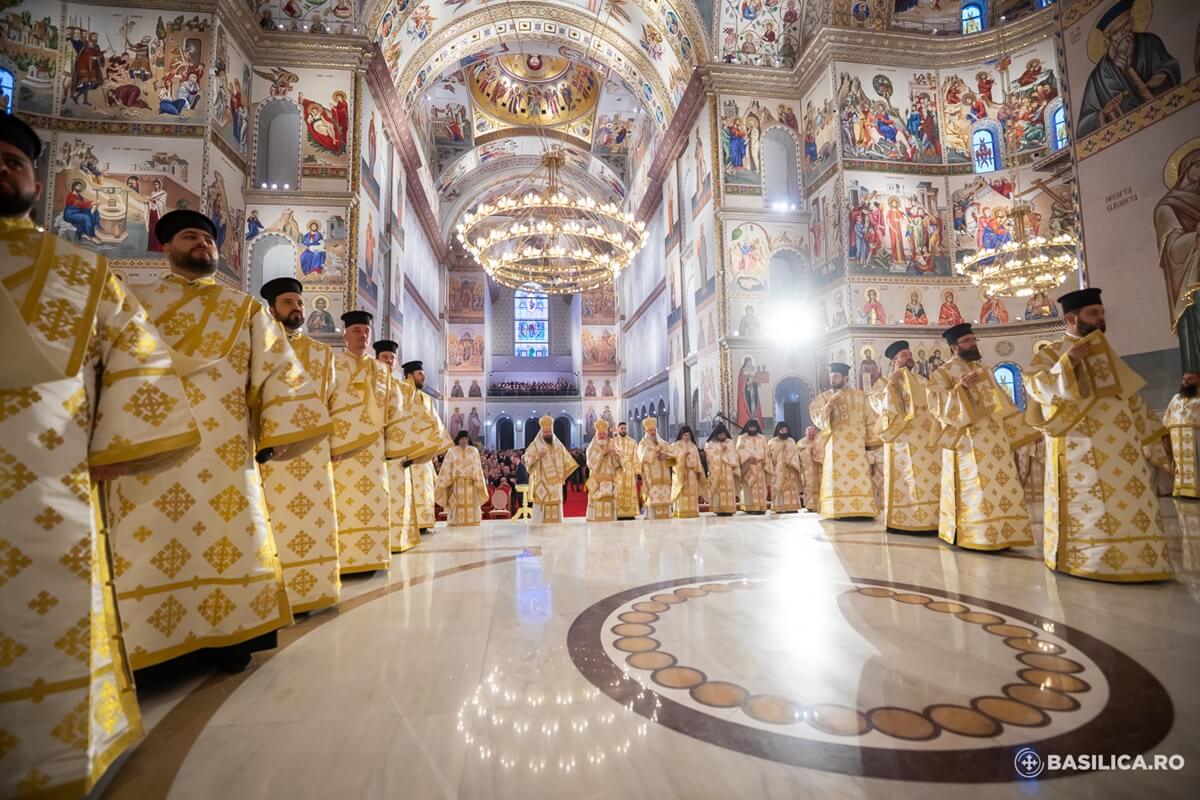 bucharest-national-cathedral-chandeliers