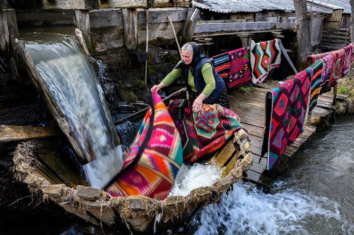 valtoare-traditional-textile-washing-system-in-maramures-region